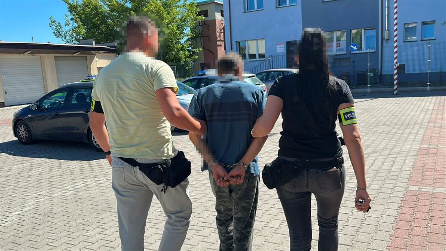 Miał przenieść nieprzytomną kobietę na miejsce kierowcy. Był pijany i miał sądowy zakaz
